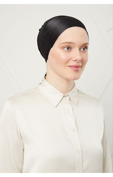 Melodi Scarf Kadın Tesettür Bağlamalı Saten Bone Siyah Siyah Melodi Scarf Kadın Tesettür Bağlamalı Saten Bone Siyah Siyah