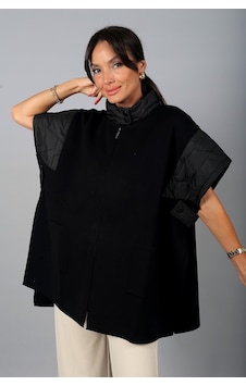 By Saygı Kadın Kapütone Detaylı Önü Fermuarlı Cepli Büyük Beden Oversize Panço Yelek Siyah By Saygı Kadın Kapütone Detaylı Önü Fermuarlı Cepli Büyük Beden Oversize Panço Yelek Siyah