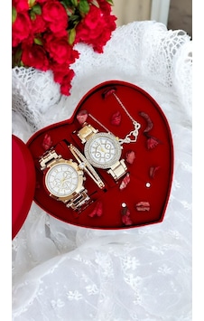 Gold Taşlı Çift Saat Bileklik Kolye Ve Küpe Hediyeli Kalp Set Kutu Altın Gold Taşlı Çift Saat Bileklik Kolye Ve Küpe Hediyeli Kalp Set Kutu Altın