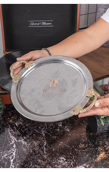 1 Adet 25 Cm Krom Çelik Kahve Tepsisi Pirinç Kulplu Nakışlı Desenli Dekoratif Servis Sunum Tepsisi Gümüş 1 Adet 25 Cm Krom Çelik Kahve Tepsisi Pirinç Kulplu Nakışlı Desenli Dekoratif Servis Sunum Tepsisi Gümüş