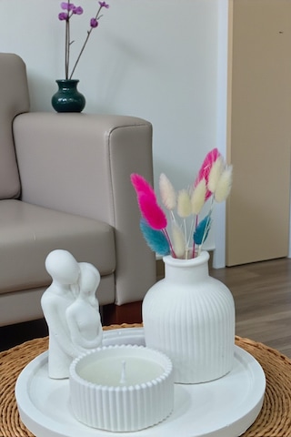 Dekoratif Beton Tepsi, Sarılan Sevgili Biblosu, Pampas Vazo Ve Kokulu Mum Bitkiler Dahil Değildir Beyaz