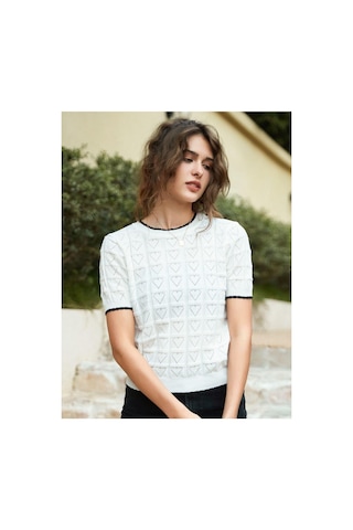 De Pose Yumuşak Dokulu Kalpli Desenli Yaka Detaylı Premium Kısa Kol T-shirt Beyaz