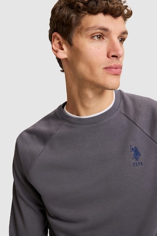 U.S. Polo Assn. Erkek Gri Bisiklet Yaka Regular Fit Basic Sweatshirt 50329441-vr024