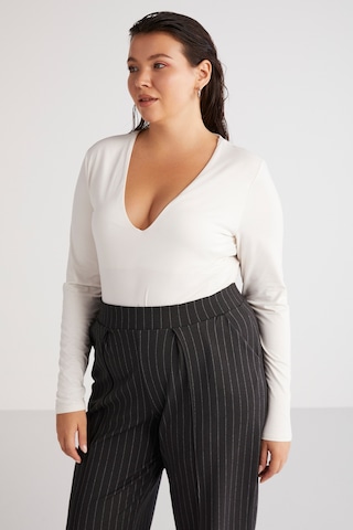 ETHIQUET MARJABB Kadın Slim Fit Dar Kesim Vücudu Tamamen Saran Çıtçıtlı V Yakalı Ekru Büyük Beden Bluz