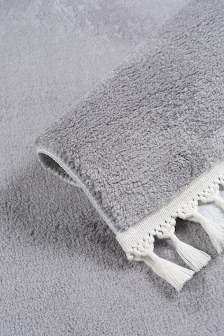 Vl Comfort Peluş Halı Beyaz Düz Saçaklı Açık Gri Ponpon Saçak