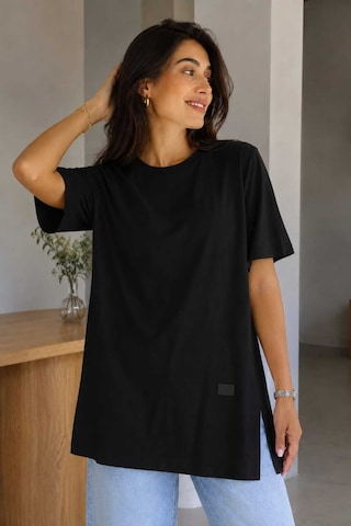 Tenra Kadın Basic Oversize Tişört Bisiklet Yaka Uzun Boy Yırtmaçlı Lazer Kesim %100 Pamuk Siyah