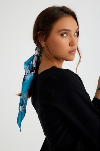 Beyaz Bandana Fular Saten Kumaş Çiçek Desenli 1014 42 Beyaz