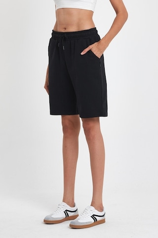 Kadın Rahat Kesim Beli Lastikli Mevsimlik Yumuşak Kumaş Cepli Siyah Uzun Bermuda Şort Mtlcb91 Siyah