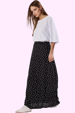 Ersefa Moda Tesettür Regular Çiçekli Desen Günlük Maxi Boy Puantiye Desenli Çan Dokuma Etek Siyah