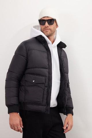 Tudors Erkek Regular Fit Klasik Kesim Çift Cepli Lastikli Sıcak Tutan Dik Yaka Siyah Mont-41593 Siyah