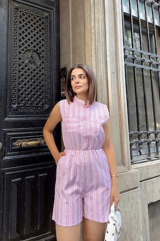 Pembe Kolsuz, Düğmeli Hakim Yaka, Beli Lastikli, Cepli, Şort Modelli Kısa Çizgili Tulum Pembe