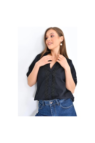Kadın V Yaka Balon Kol Nakışlı Düğme Detay Dokuma Bluz Siyah