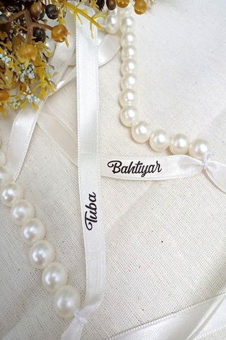 Kişiye Özel Yazılı Beyaz Kurdeleli Krem İncili Söz & Nişan Kurdel