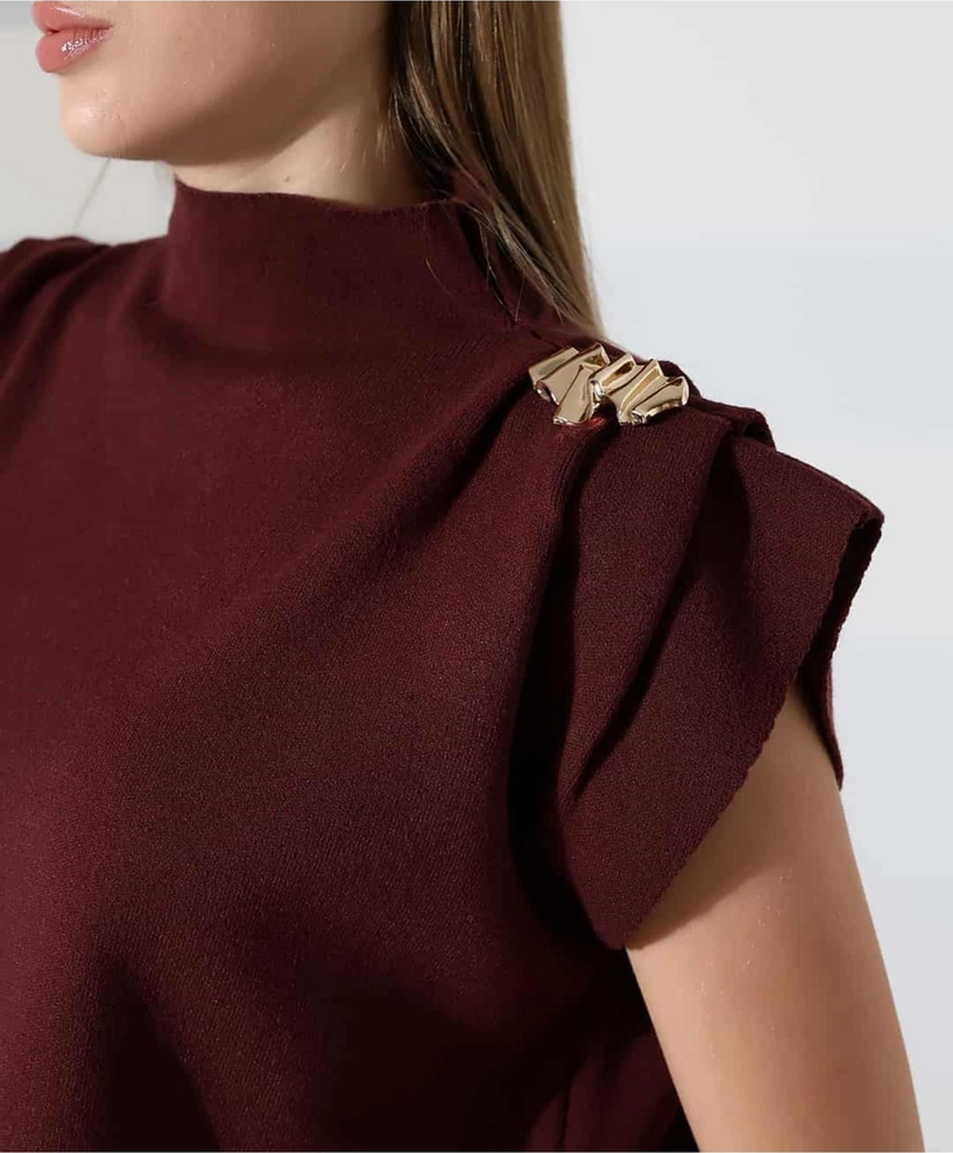 Zarif Omuz Detaylı Dik Yaka Triko Bluz Bordo