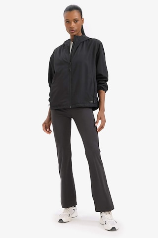 DeFactoFit Su İtici Kapüşonlu Fermuarlı Esnek Dokulu Mevsimlik Baharlık Mont D6086AX25SPBK81 Siyah