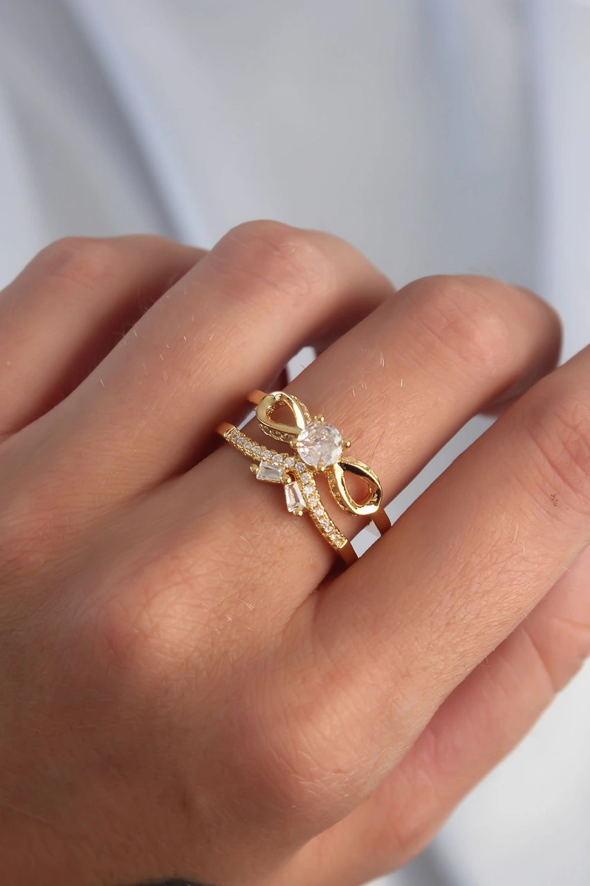 Pirinç Ayarlamalı Gold Renk Zirkon Taşlı 2li Görünüm Fiyonk Yüzü Renkli