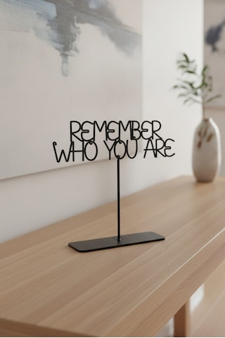 Remember Who You Are Motivasyon Yazılı Siyah Metal Masa Üstü Dekoratif Obje Ev Ofis Çalışma Masası Kitaplık Aksesuarı Biblo Remember Who You Are Motivasyon Yazılı Siyah Metal Masa Üstü Dekoratif Obje Ev Ofis Çalışma Masası Kitaplık Aksesuarı Biblo