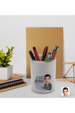 Bk Gift Kişiye Özel Erkek Kolay Yetişmiyor Karikatürlü Beyaz Akrilik Kalemlik - Model 2