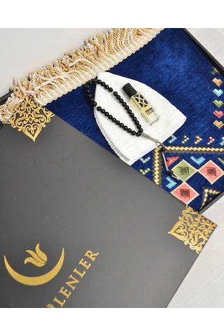 Erkekler İçin Seccade Takke Tesbih Esans Hediyelik Seti Kilim Desenli Kadife Astarlı Seccade Ve Özel Kutulu Lüks Hac Umre Hediyesi Lacivert