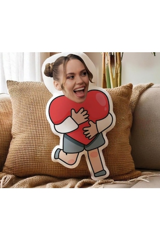 Kişiye Özel Kalp Tutan Kız Tasarımlı Şekilli Yastık Çok Renkli
