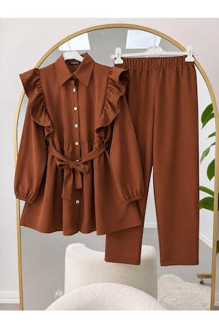 Lovie Moda Kadın Fırfır Detaylı Kol Büzgülü Pantolonlu Tesettür Takım Kahverengi Lovie Moda Kadın Fırfır Detaylı Kol Büzgülü Pantolonlu Tesettür Takım Kahverengi