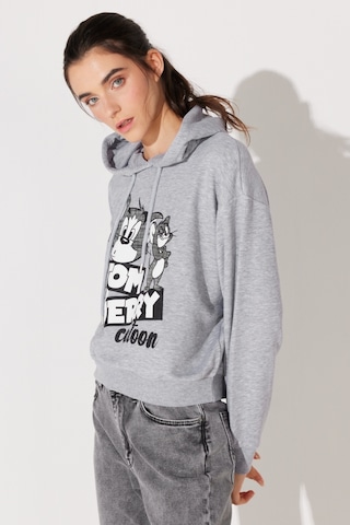 Regular Fit Normal Kesim Kapüşonlu Gri Melanj Tom Ve Jerry Baskılı Sweatshirt L231211035 Gri