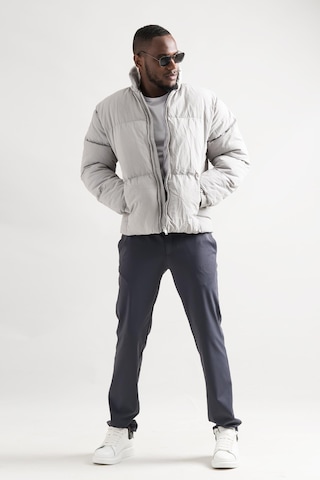 Regular Fit Dik Yaka Fermuar Kapamalı Kolları Lastikli Spor Şişme Mont 001