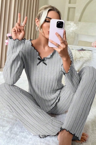 Angbutik Kadın Gri Çizgili Uzun Kollu Fiyonk Detaylı Pijama Takımı Rahat Mevsimlik