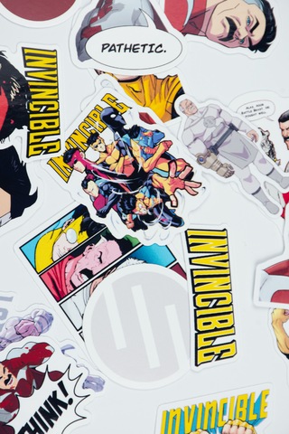 Invincible Temalı Sticker Paketi 20 Parça Yapışkanlı Kaliteli Su Geçirmez Etiket Seti Çok Renkli