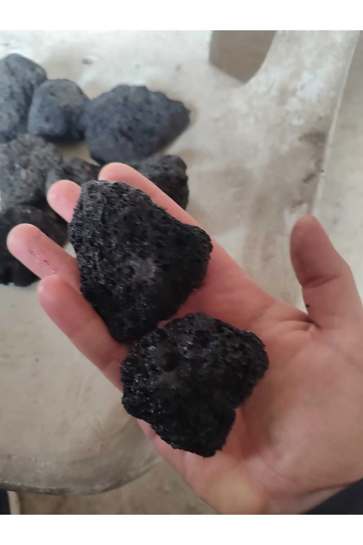 Lav Taşı 5 Kg Mangal Taşı 3 Ila 6 Cm Arasında Dekoratif Tir. Siyah Renkli