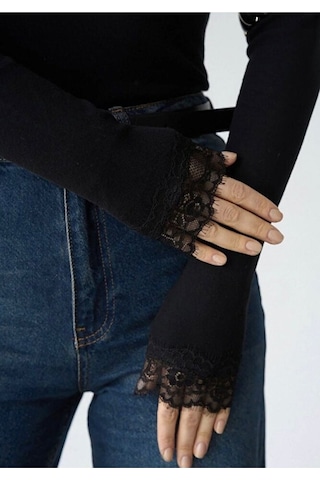 Pantofashion Dantel Detaylı V Yaka Bluz Siyah