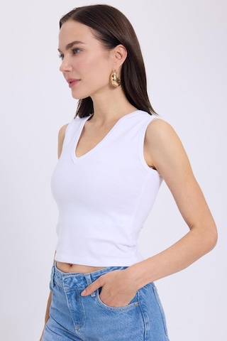 Tudors Kadın Slim Fit Dar Kesim V Yaka Sıfır Kol Pamuklu Ribanalı Beyaz Bluz-38833 Beyaz