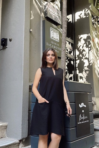 WeShaya Siyah Kolsuz Yakası Yırtmaçlı, Gizli Çift Cepli, A Kesim Rahat Midi Elbise Siyah