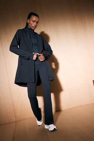 Defacto Defactofit Su Geçirmez Softshell Slim Fit Dar Kesim Kapüşonlu Fermuarlı Cepli Parka E5702ax25aubk81 Siyah
