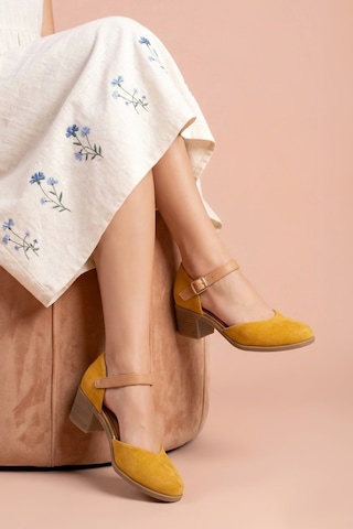 Analin Shoes Kadın Hakiki Deri Burnu Kapalı Bilekten Bağlı Sandalet Sarı