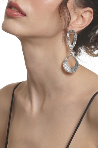 Kadın Antik Gümüş Kaplama Çivili Model Kabartma Dokulu Bağlantılı Tasarım Küpe Gümüş