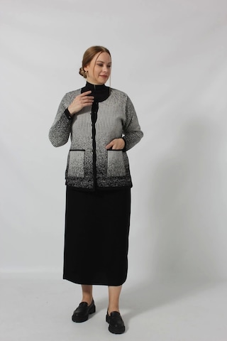 Moda Berray Y0663 Kadın Siyah-krem Kareli Desenli Düğmeli Cepli Mevsimlik Anne Hırkası Siyah-beyaz Siyah - Beyaz
