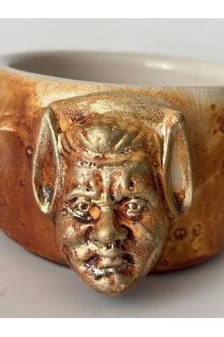 El Yapımı Seramik Dekoratif Kupa Antik Altın Mask Detaylı Kupa - Frig Serisi Altın Mask Kupa Açık Ahşap
