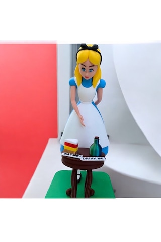 Alice Harikalar Diyarında Alice Figürü
