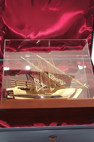 Büro Ev Ofis Hediyesi İçin Kutulu Maksi Pirinç Gemi Objesi