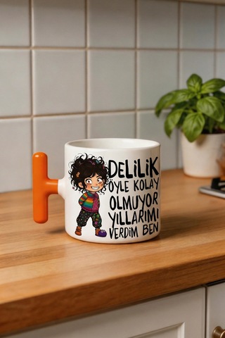 Delilik Öyle Kolay Olmuyor Yıllarımı Verdim Ben Yazılı Baskılı Seramik Hediye Kupa Bardak Çok Renkli