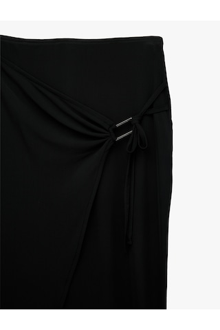 Koton Slim Fit Bağlamalı Toka Detaylı Tül Midi Etek Siyah 6sak10074uk
