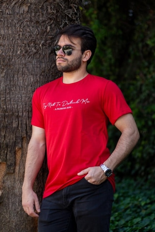 Erkek Kırmızı El Yazısı İmza Baskı Kısa Kollu Bisiklet Yaka Erkek T-shirt 22etsheyaz 001