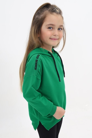 Kız Çocuk Oversize Kapüşonlu Büzgülü Düşük Omuz Nakış Baskılı Yırtmaçlı Sweatshirt - 2 İplik Çimen Yeşili