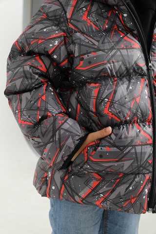 Erkek Çocuk Siyah Geometrik Desen İçi Polar Su Ve Rüzgar Geçirmez Kapüşonlu Cepli Şişme Kışlık Mont Siyah