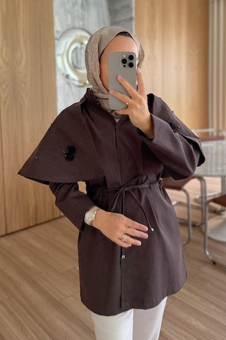 Kahijab Gül Detaylı Omuz Pelerinli Trençkot - Kahverengi