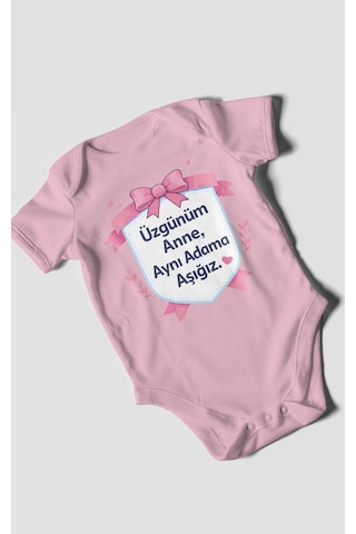 Morivokids Üzgünüm Anne Aynı Adama Aşığız Kısa Kollu Bebek Body %100 Pamuk Koyu Pembe