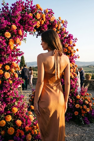 Fashion Cocktail Büstiyer Kesim Akışkan Dokulu Asimetrik Etekli Yırtmaçlı Kalın Askılı Dekolte Etekli Nişan Davet Kokteyl Saten Abiye Elbise Gümüş