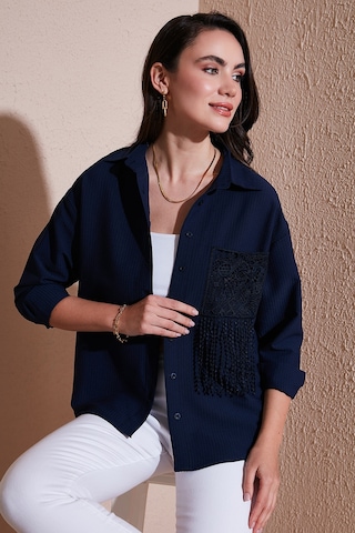Lela Regular Fit Güpürlü Cep Detaylı Uzun Kollu Bayan Gömlek 6773215 Lacivert