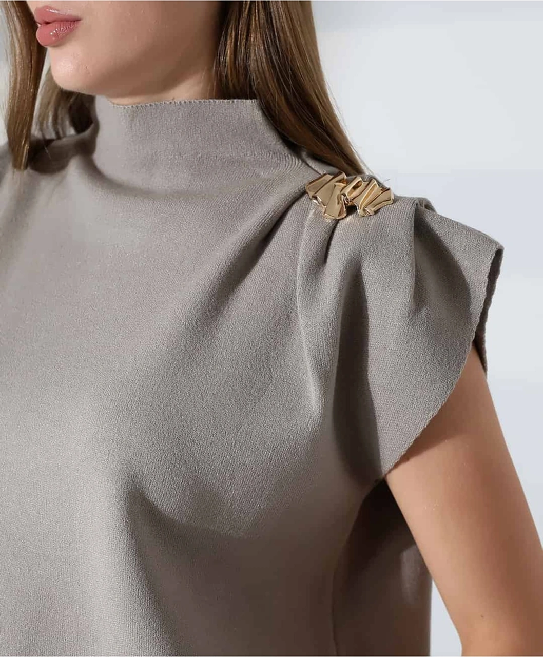 Zarif Omuz Detaylı Dik Yaka Triko Bluz Vizon